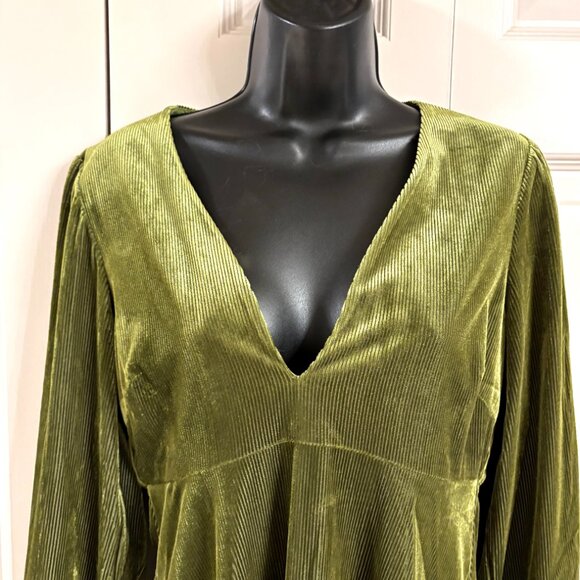 raffic People Yasmine Velvet Maxi Dress - Elegant Green - Picture 2 of 11